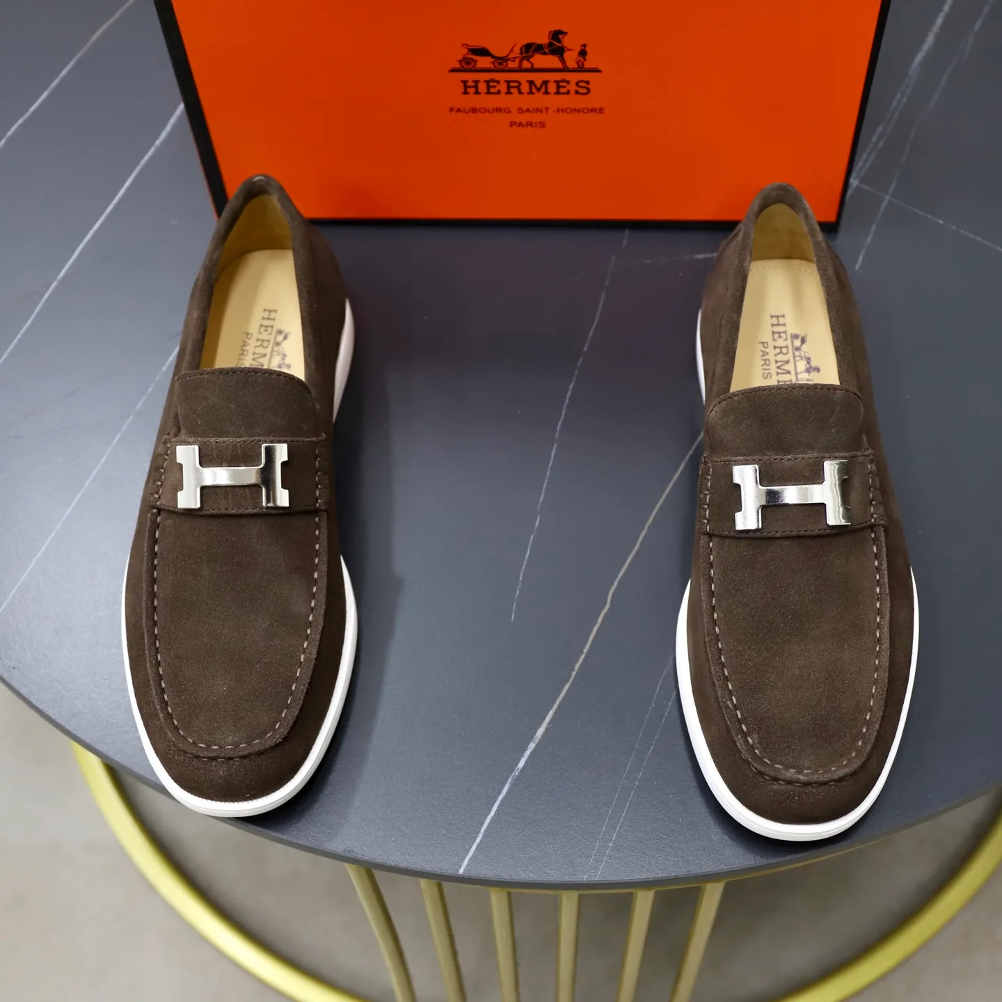Ex-factory price: 540💰Hermès/Hermès slip-on men's shoes. This shoe is made of imported cow suede leather, with simple and smooth lines, and a 3CM rubber foam ultra-light sole combined with aerodynamic design! Youthful and fashionable, H button decoration, contrasting leather embellishment on the heel, calf lining to gently wrap your feet, with embossed logo cowhide feet, leather rock strips, casual and urban style, highlighting youthful vitality, sports and leisure version, super versatile Size number: 38-39-40-41-42-43-44 Standard leather shoe size (45 can be customized but does not support returns)